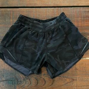 Lululemon Hotty Hot mid-rise shorts